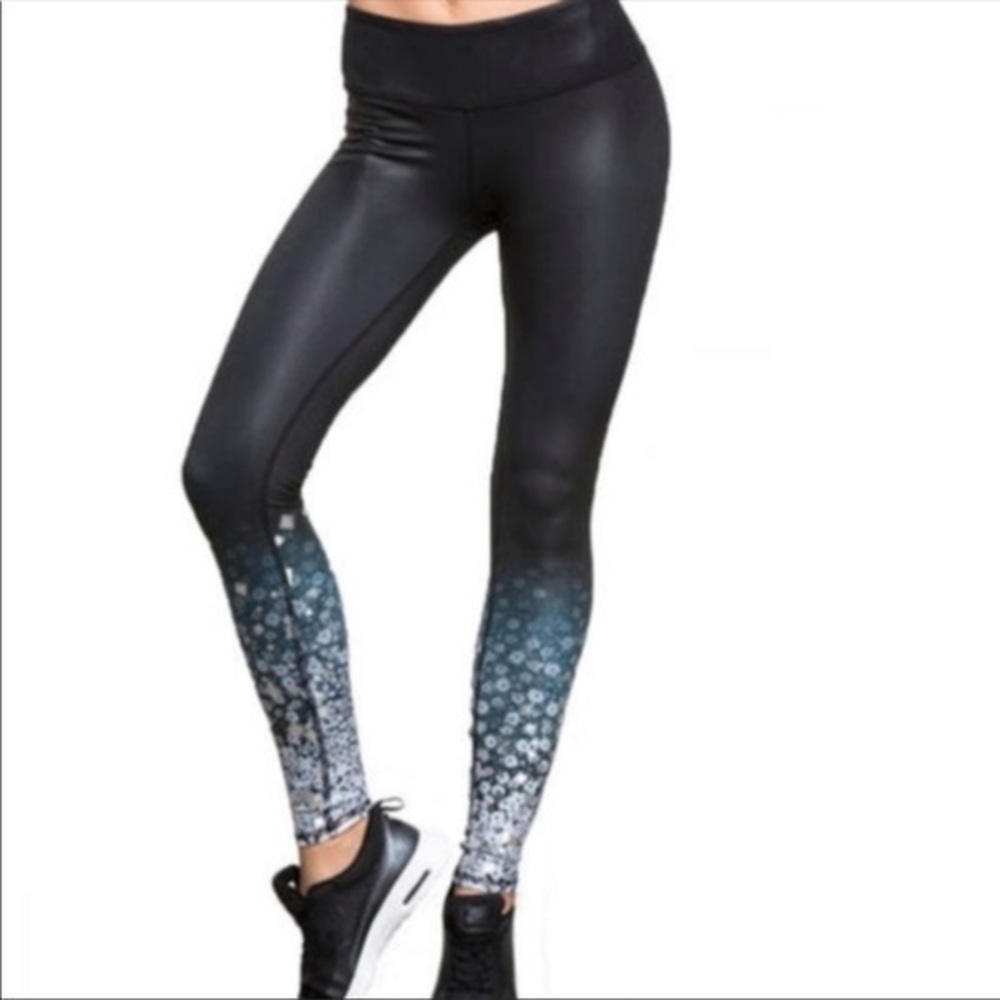 ALO Yoga leggings in Airbrush Brilliance in size Medium